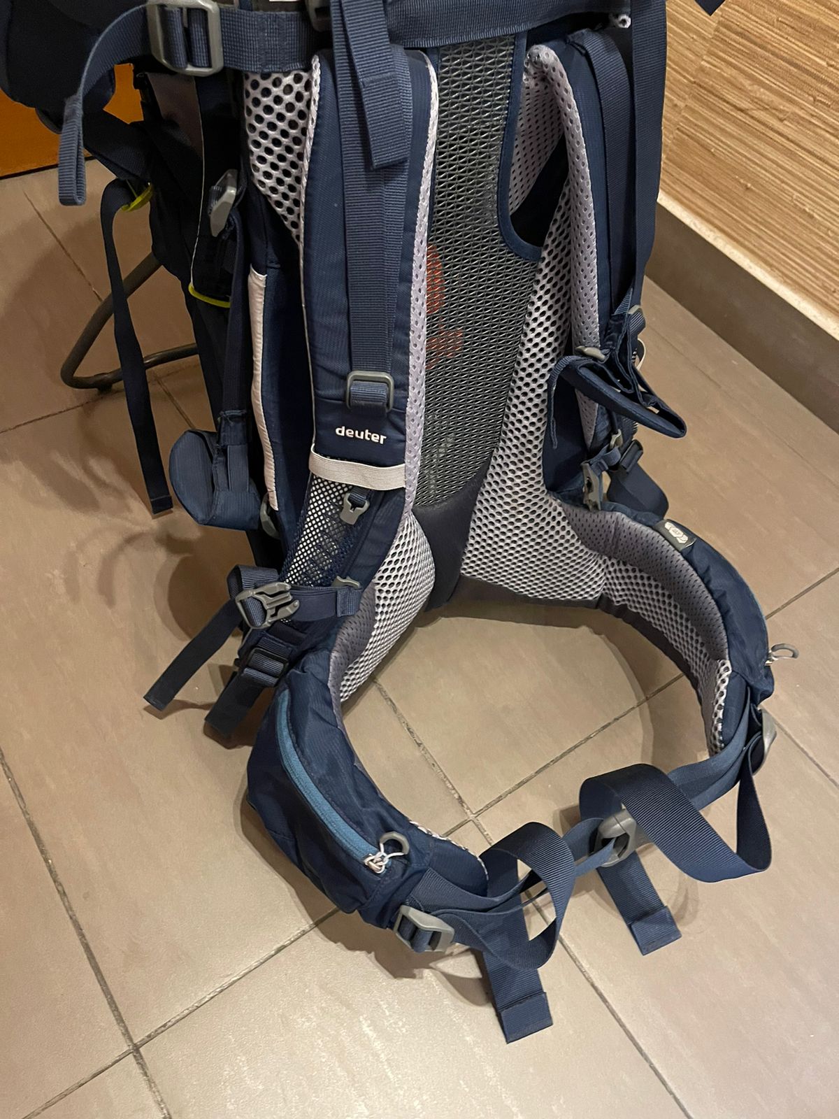 (#PG2855) Portabebé modelo Kid comfort Pro . Marca Deuter