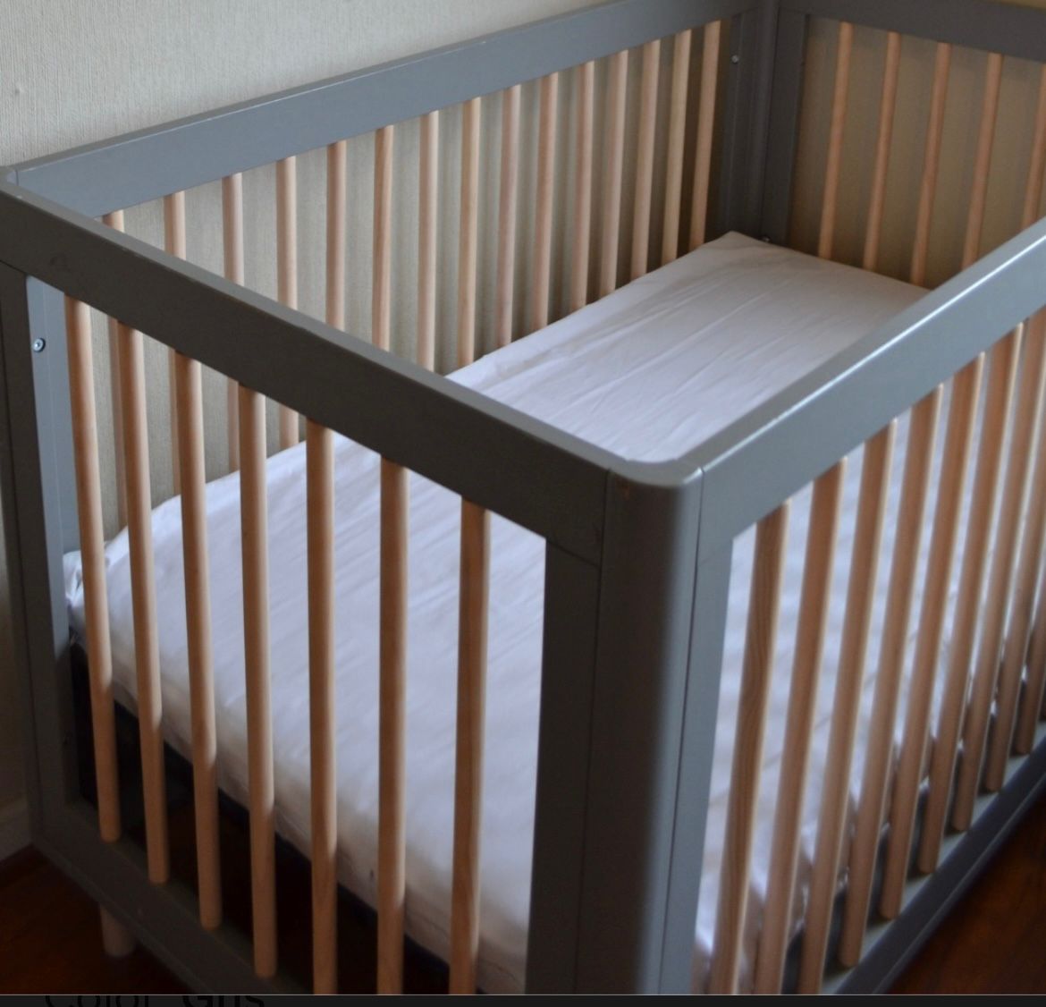 (#PG2951) Cuna Lolly 3 en 1 gris con madera + Colchón. Marca Babyletto y Drimkip