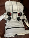 (#PG3028) Portabebé Modelo One. Marca Babyjorn