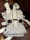 (#PG3028) Portabebé Modelo One. Marca Babyjorn