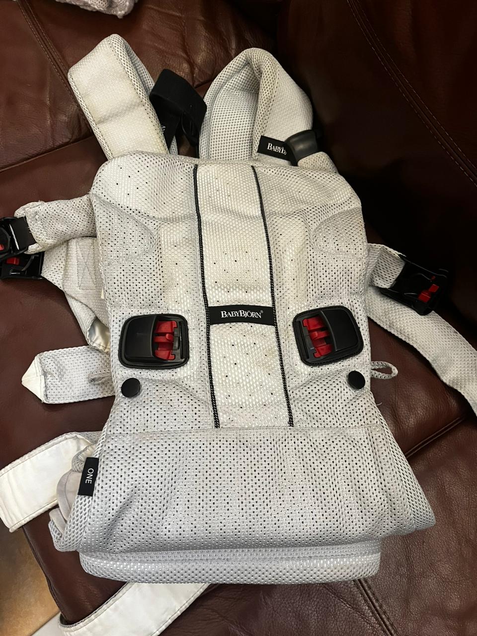 (#PG3028) Portabebé Modelo One. Marca Babyjorn