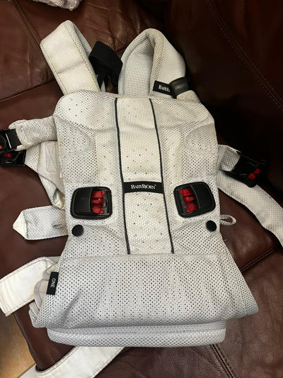 (#PG3028) Portabebé Modelo One. Marca Babyjorn