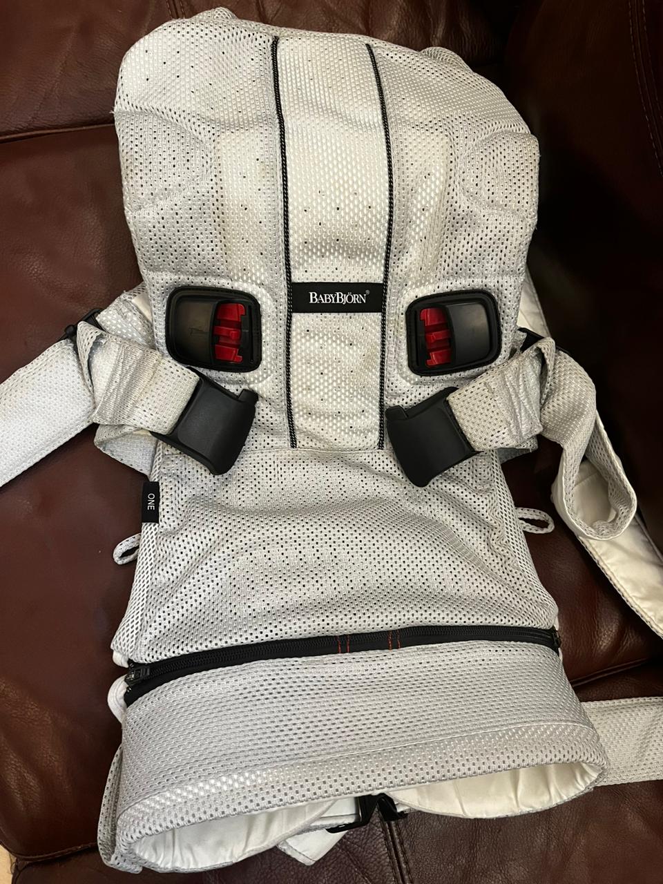 (#PG3028) Portabebé Modelo One. Marca Babyjorn