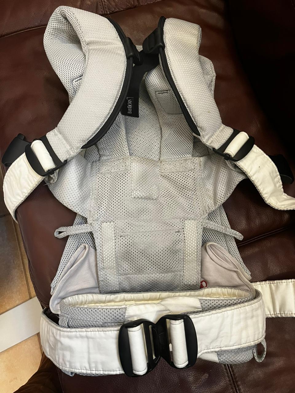 (#PG3028) Portabebé Modelo One. Marca Babyjorn