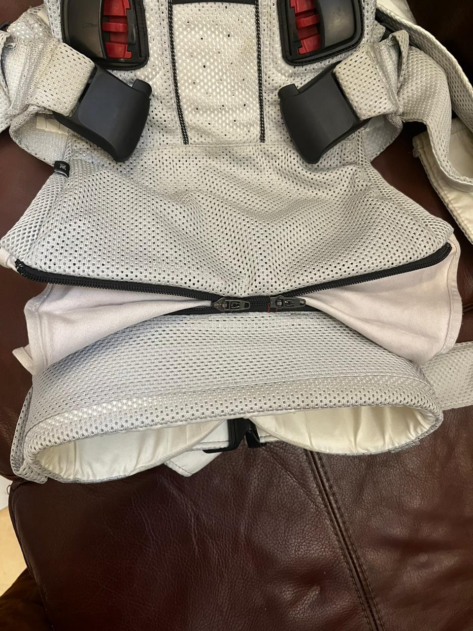 (#PG3028) Portabebé Modelo One. Marca Babyjorn