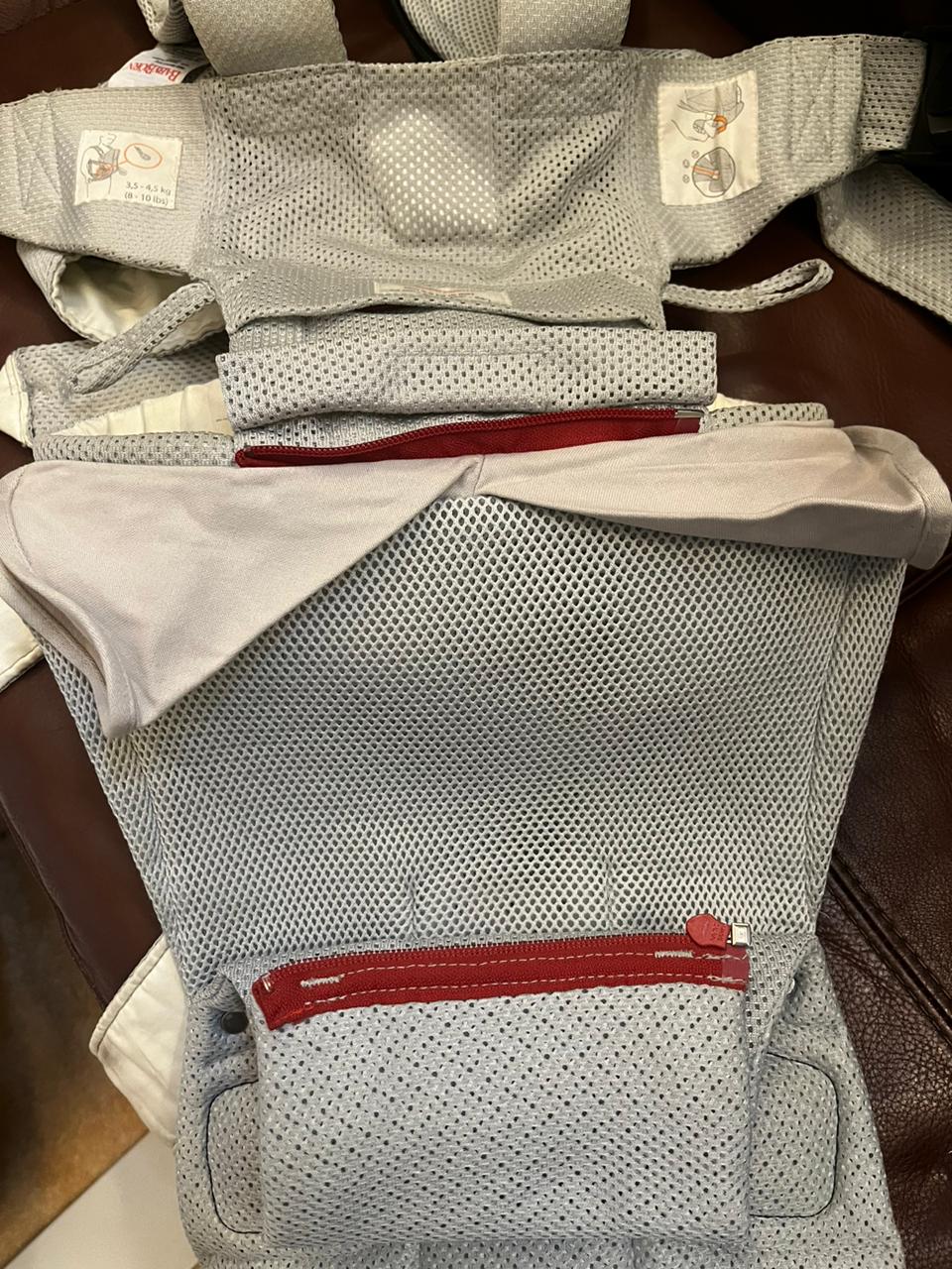 (#PG3028) Portabebé Modelo One. Marca Babyjorn