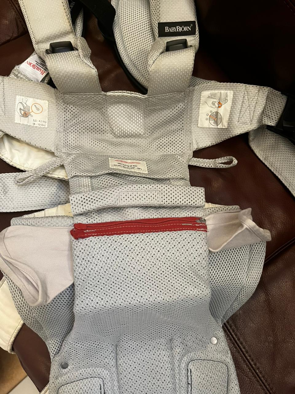 (#PG3028) Portabebé Modelo One. Marca Babyjorn