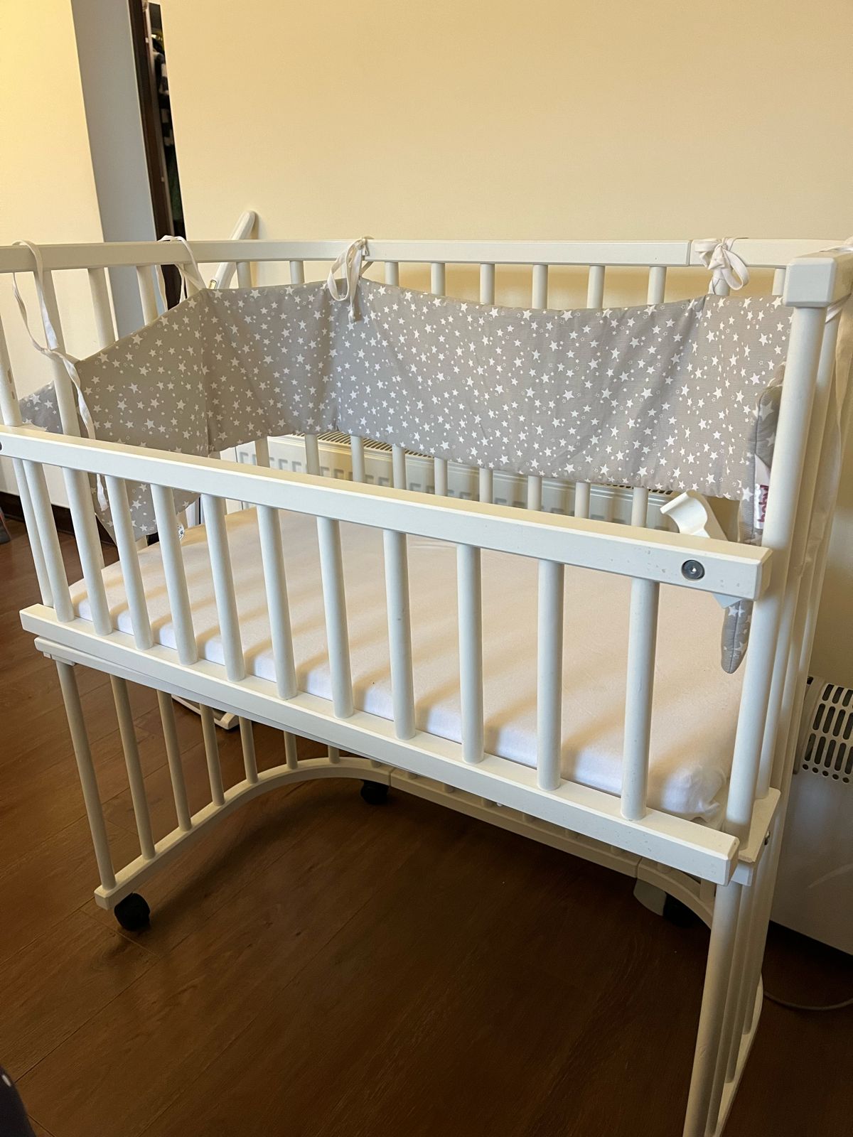 (#PG3069) Cuna Colecho Boxspring + Protector de cuna + Velo superior. Marca Babybay