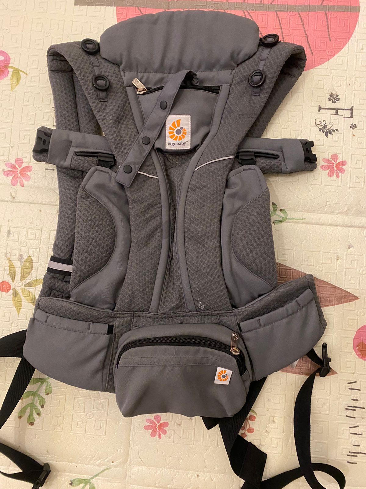 (#PG3221) Mochila de porteo. Marca Ergobaby