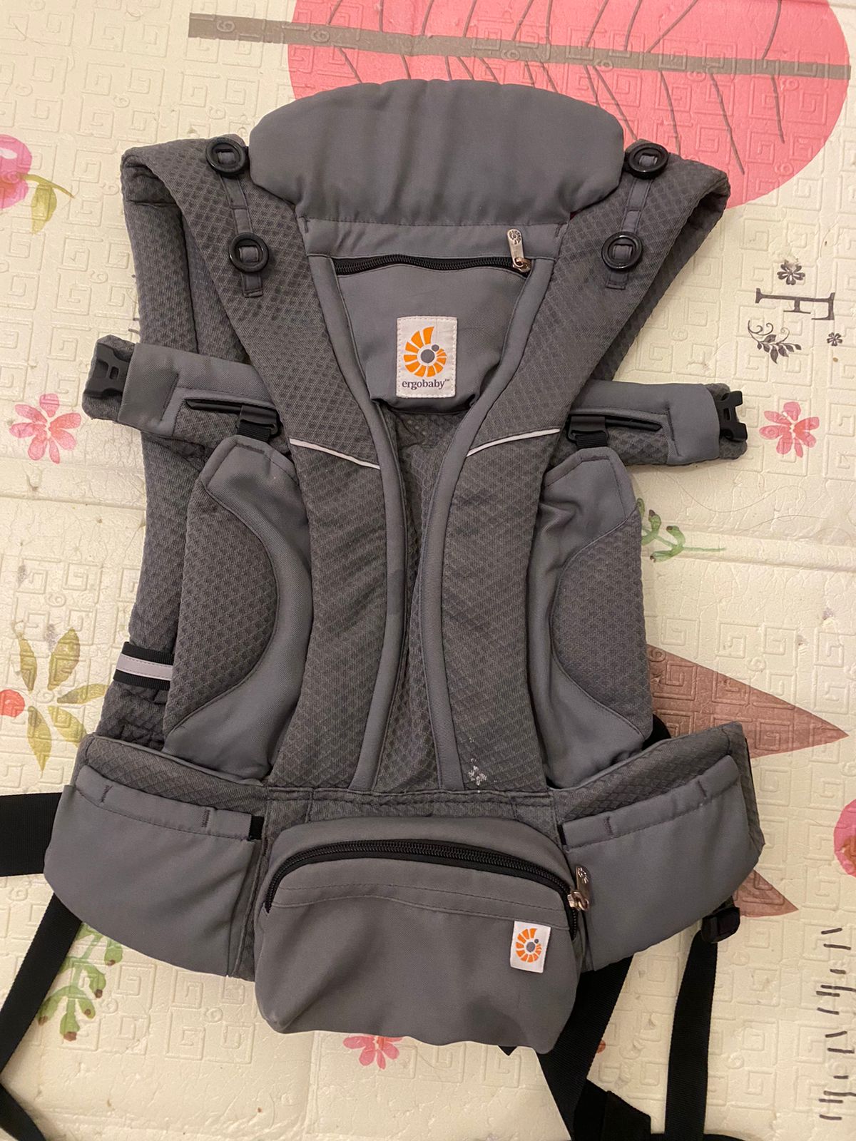 (#PG3221) Mochila de porteo. Marca Ergobaby