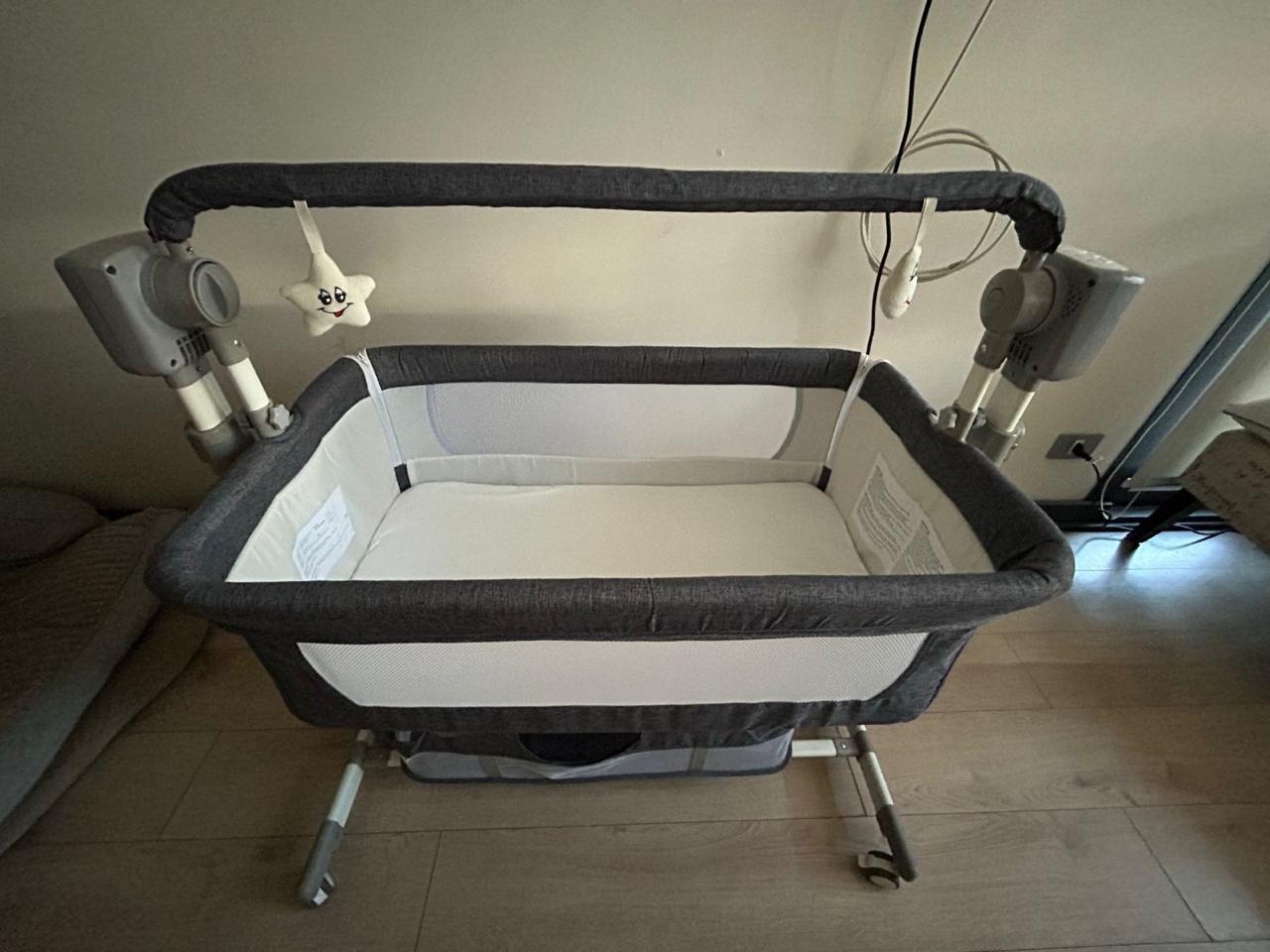 (#PG3266) Cuna colecho, Mecedora eléctrica E-class. Marca Lubabycas