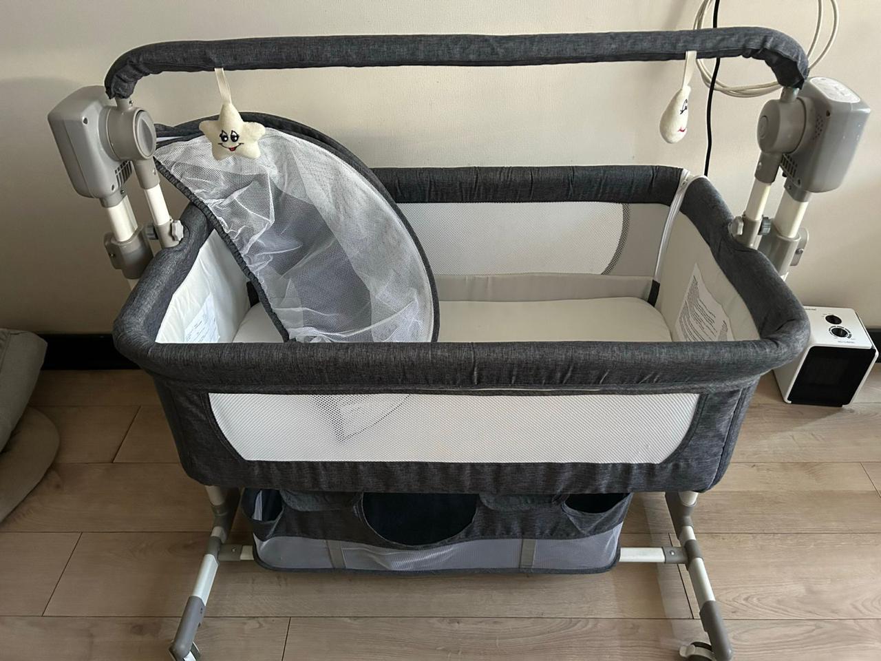 (#PG3266) Cuna colecho, Mecedora eléctrica E-class. Marca Lubabycas