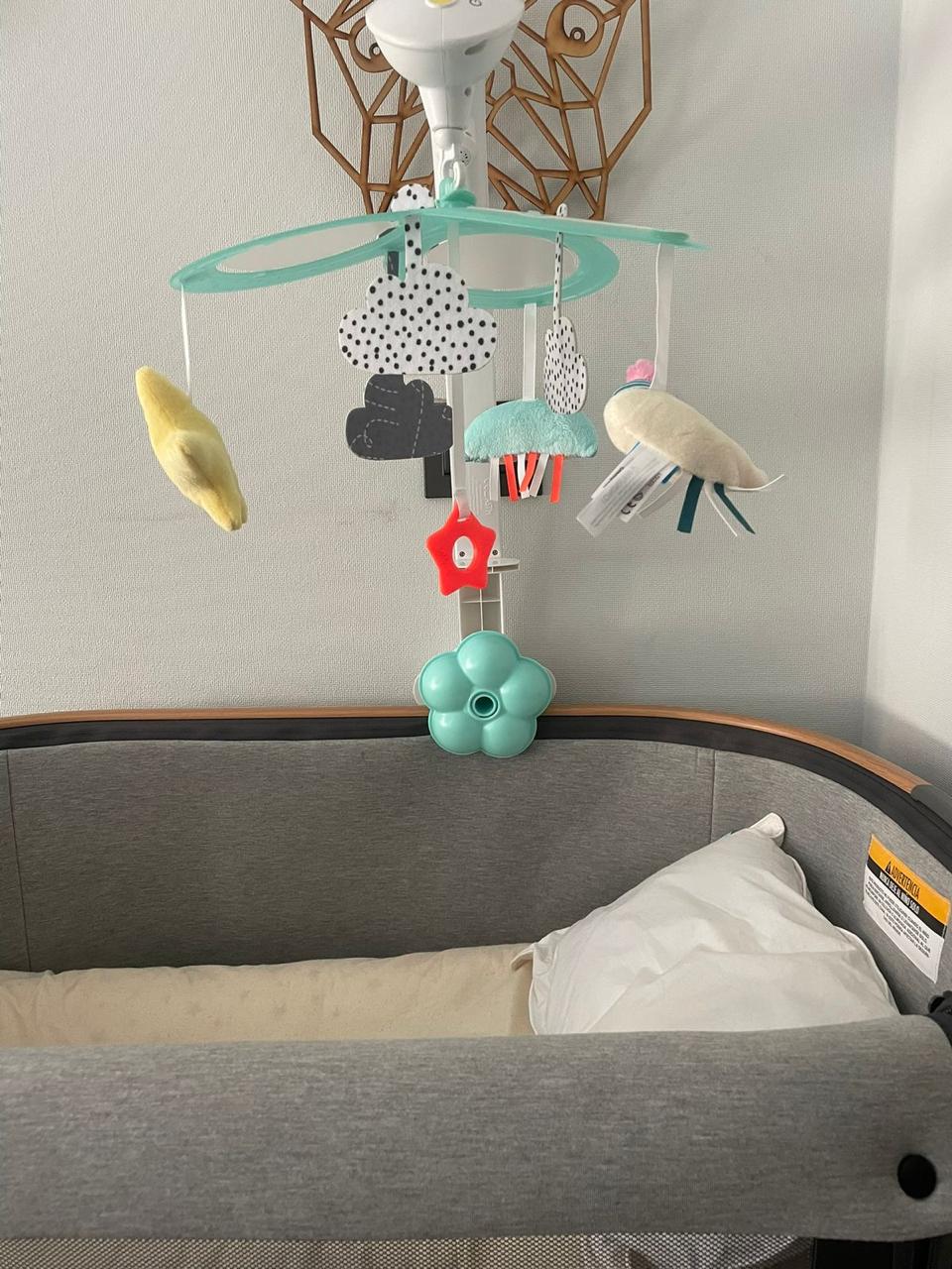 (#PG3299) Móvil Luna con música y luz. Marca Taf Toys