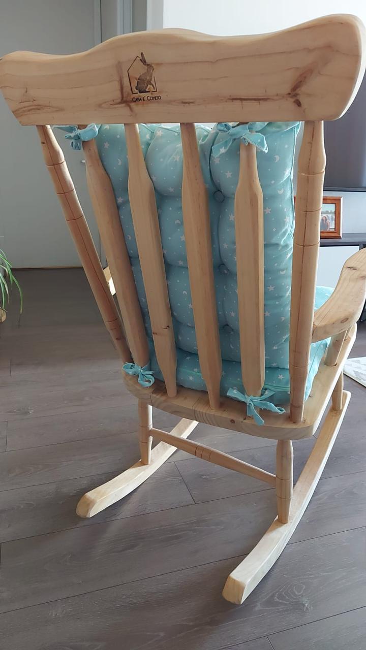 (#PG3371) Silla mecedora de Madera. Marca Casa E’Conejo