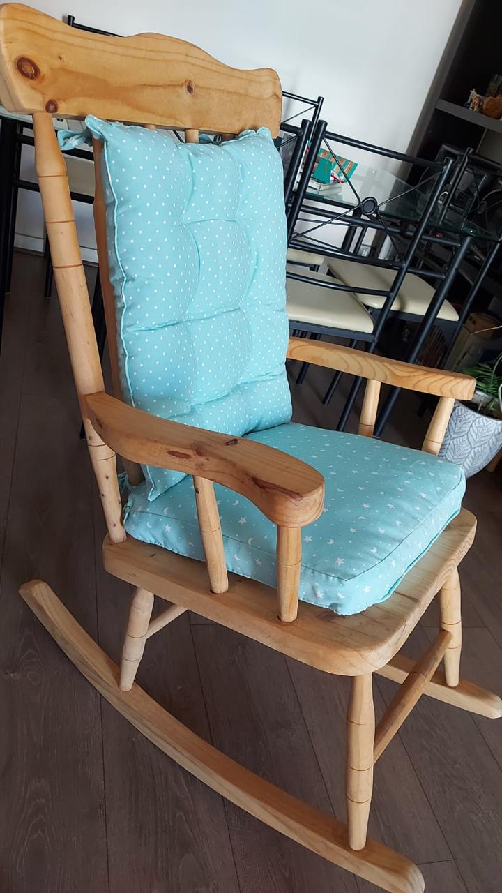 (#PG3371) Silla mecedora de Madera. Marca Casa E’Conejo