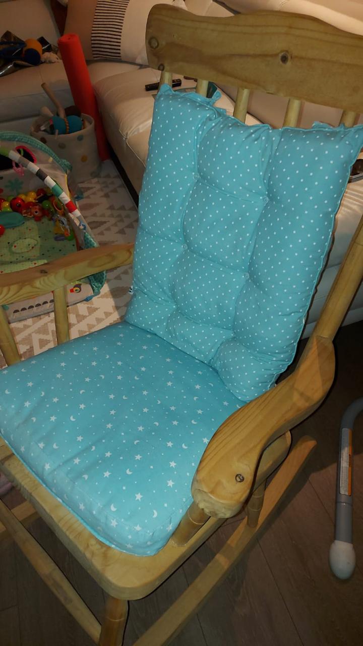 (#PG3371) Silla mecedora de Madera. Marca Casa E’Conejo