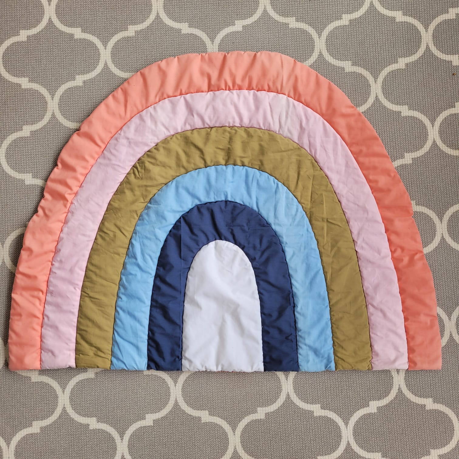 (#PG3424) Playmat arcoíris + Peluche conejo. Marca Minimiu y Fashion Toys