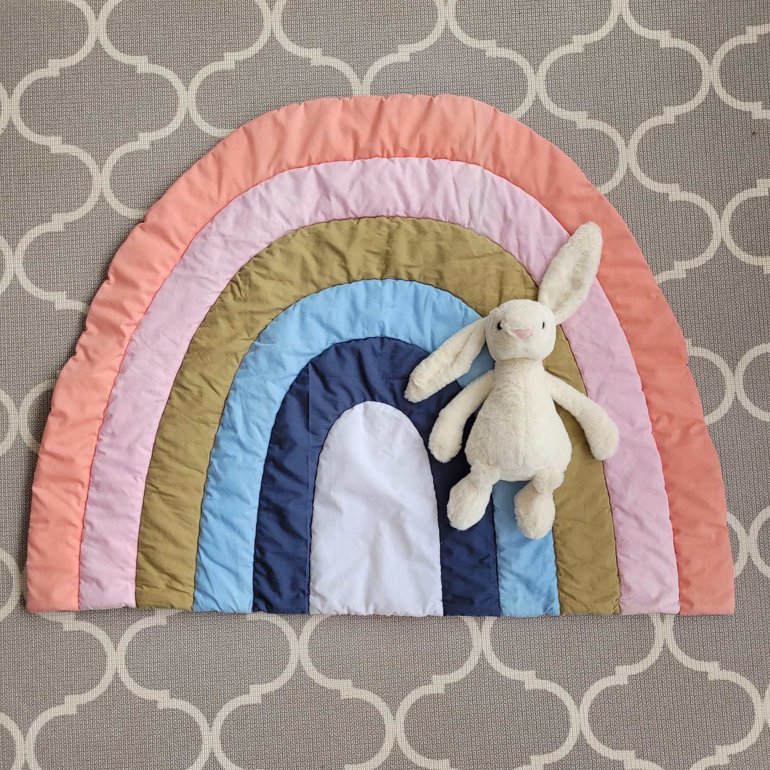 (#PG3424) Playmat arcoíris + Peluche conejo. Marca Minimiu y Fashion Toys