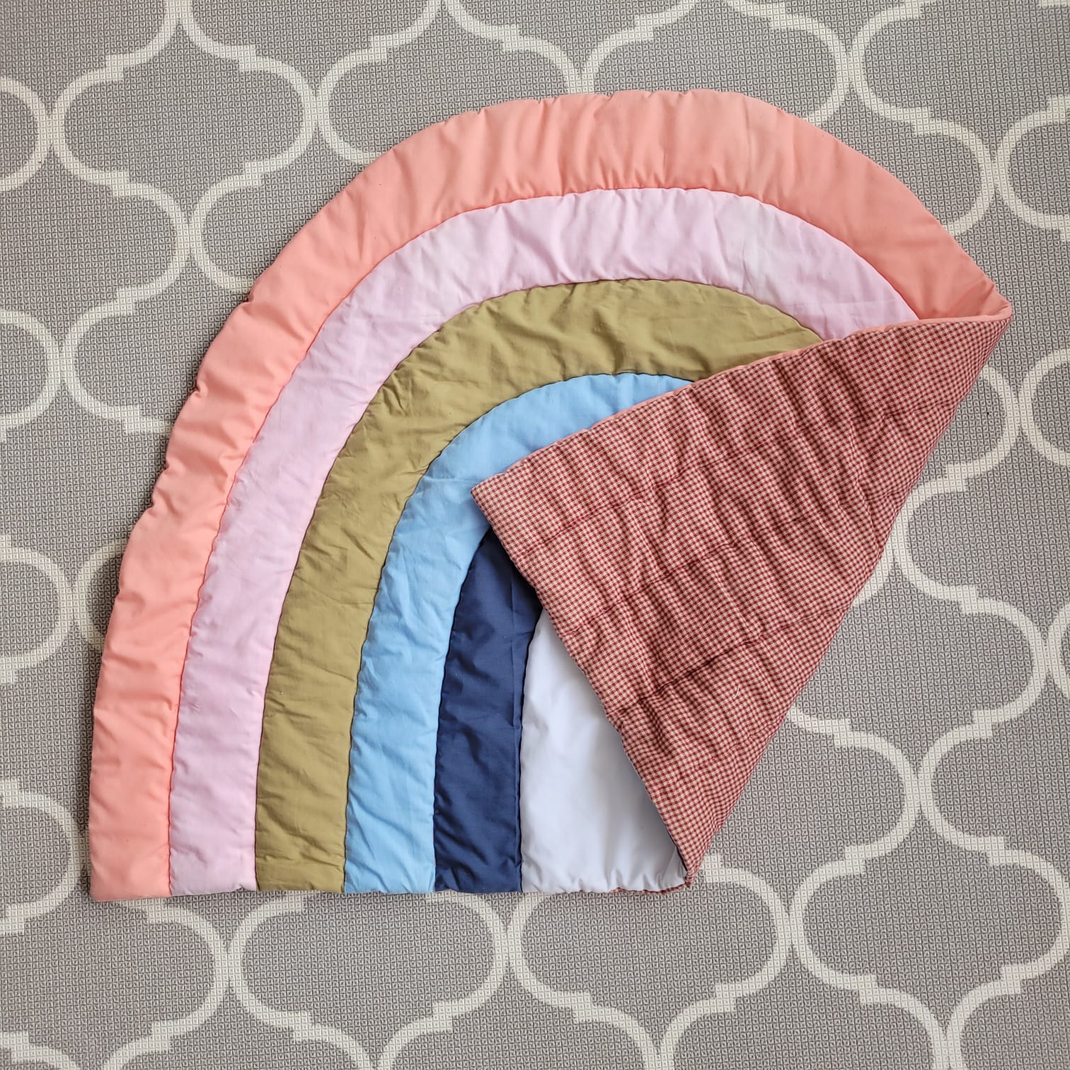 (#PG3424) Playmat arcoíris + Peluche conejo. Marca Minimiu y Fashion Toys