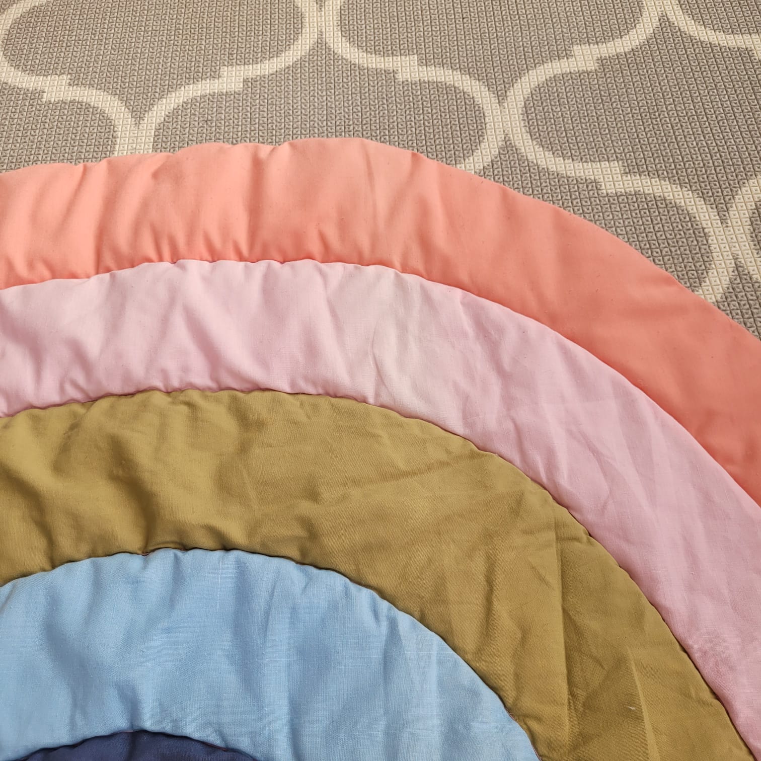 (#PG3424) Playmat arcoíris + Peluche conejo. Marca Minimiu y Fashion Toys