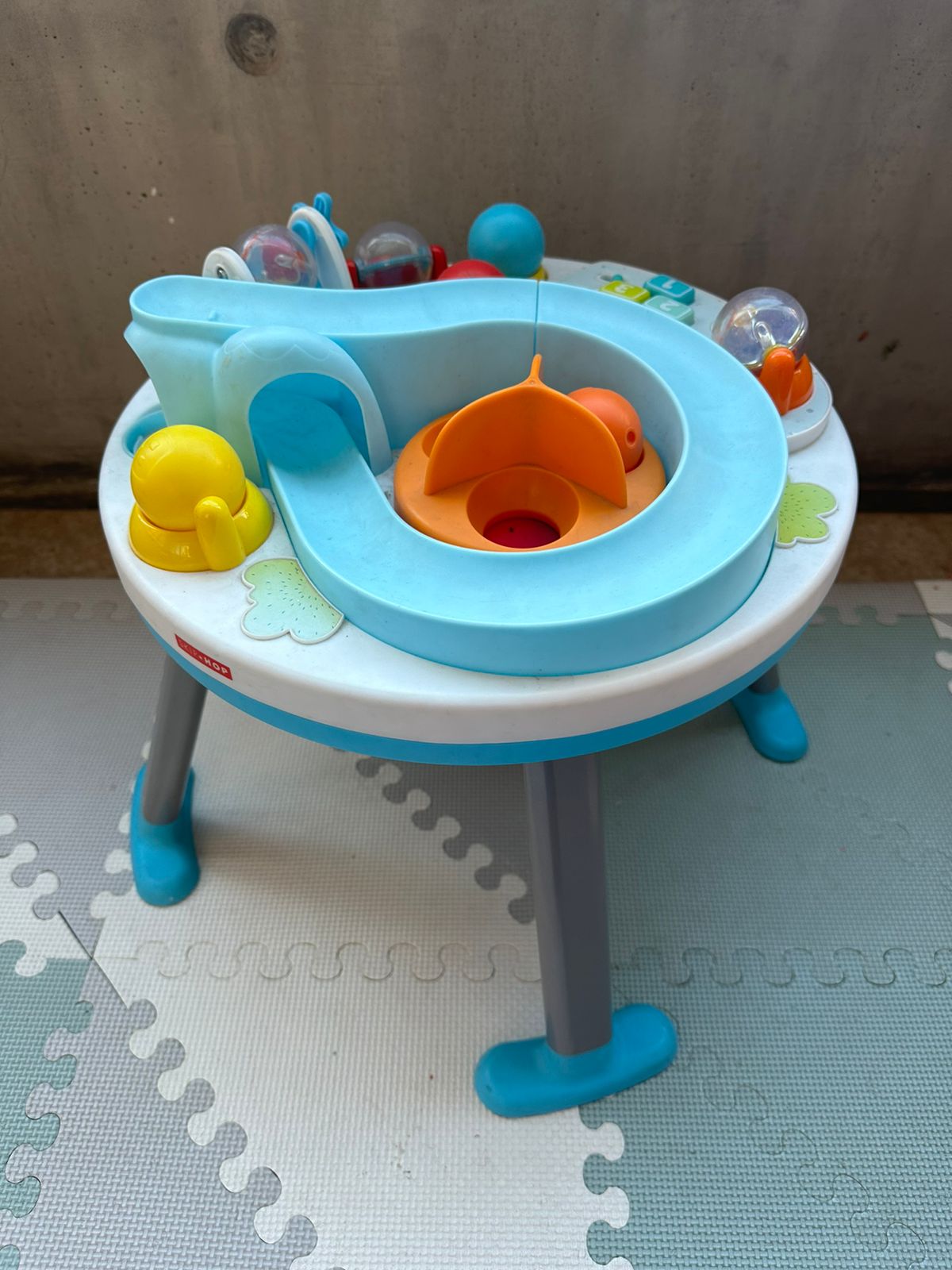 (#PG3439) Mesa de actividades Lets Roll. Marca Skip Hop