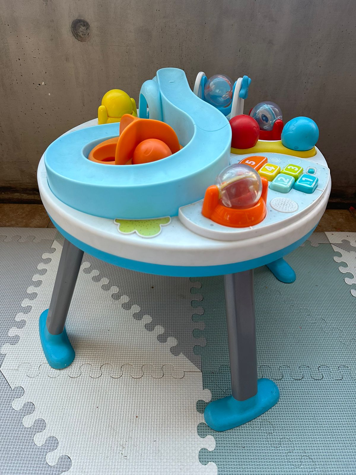 (#PG3439) Mesa de actividades Lets Roll. Marca Skip Hop