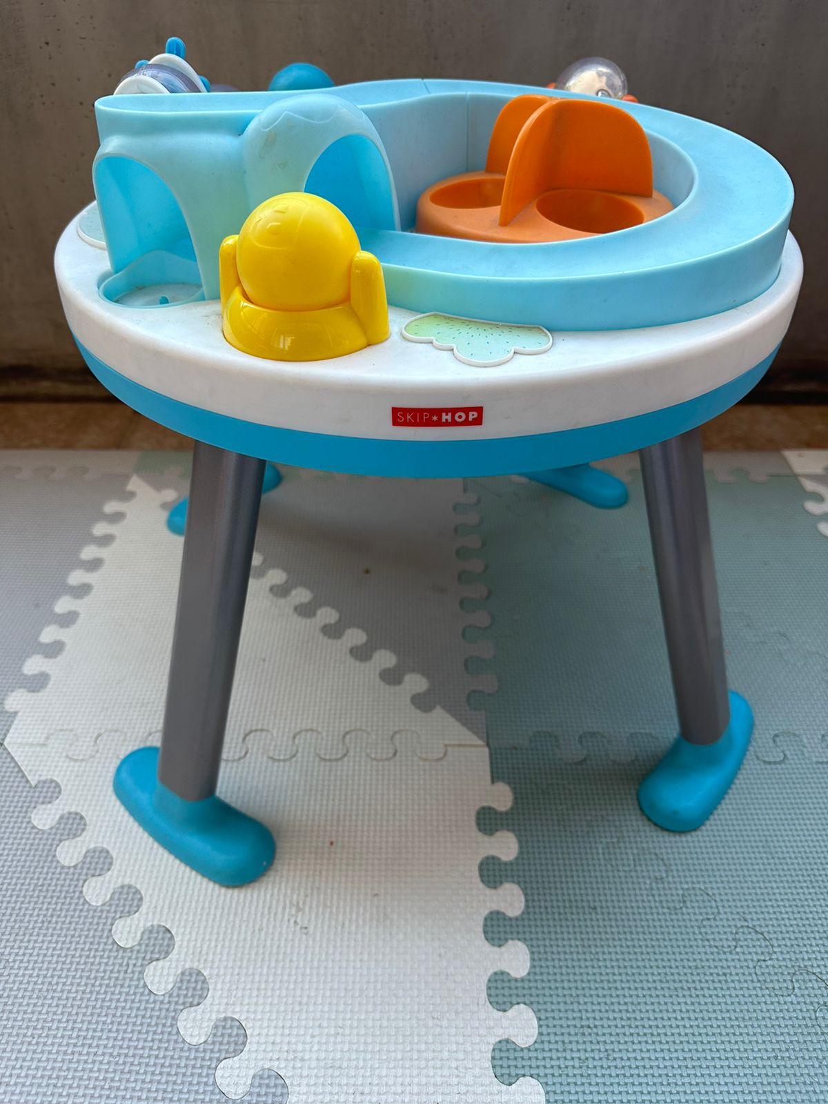 (#PG3439) Mesa de actividades Lets Roll. Marca Skip Hop