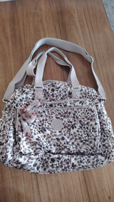 Bolso maternal modelo Mikaela Animal print. Marca Kipling (#PG5848)