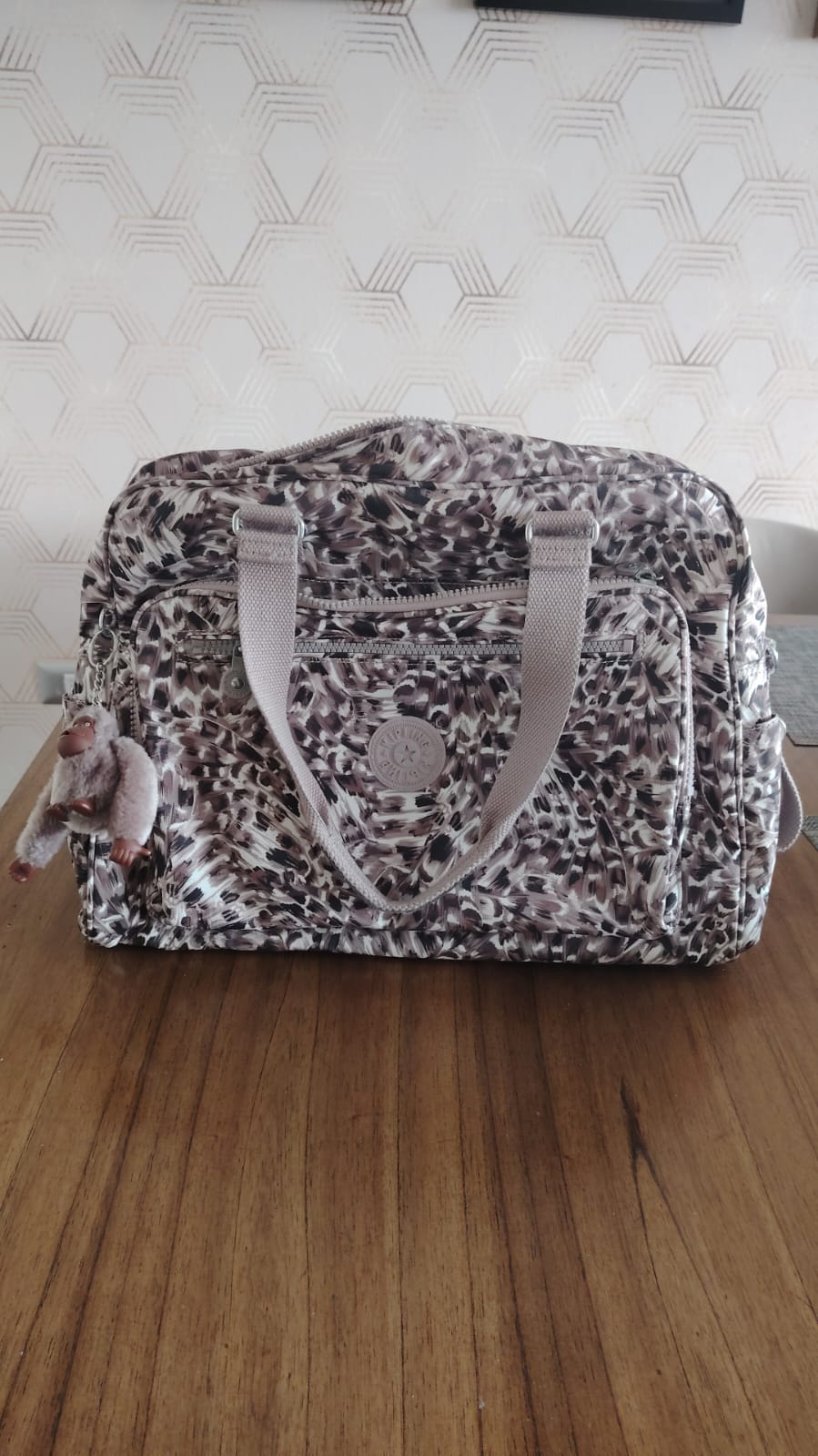 Bolso maternal modelo Mikaela Animal print. Marca Kipling (#PG5848)