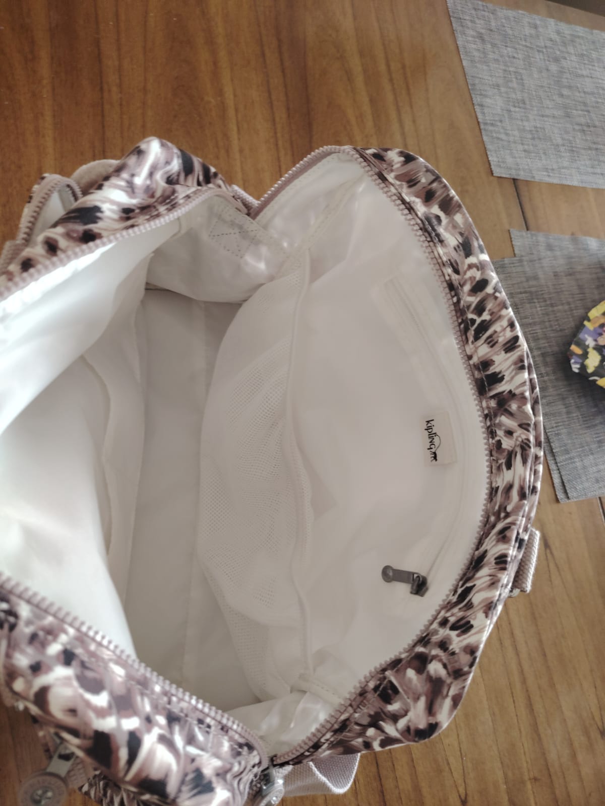 Bolso maternal modelo Mikaela Animal print. Marca Kipling (#PG5848)