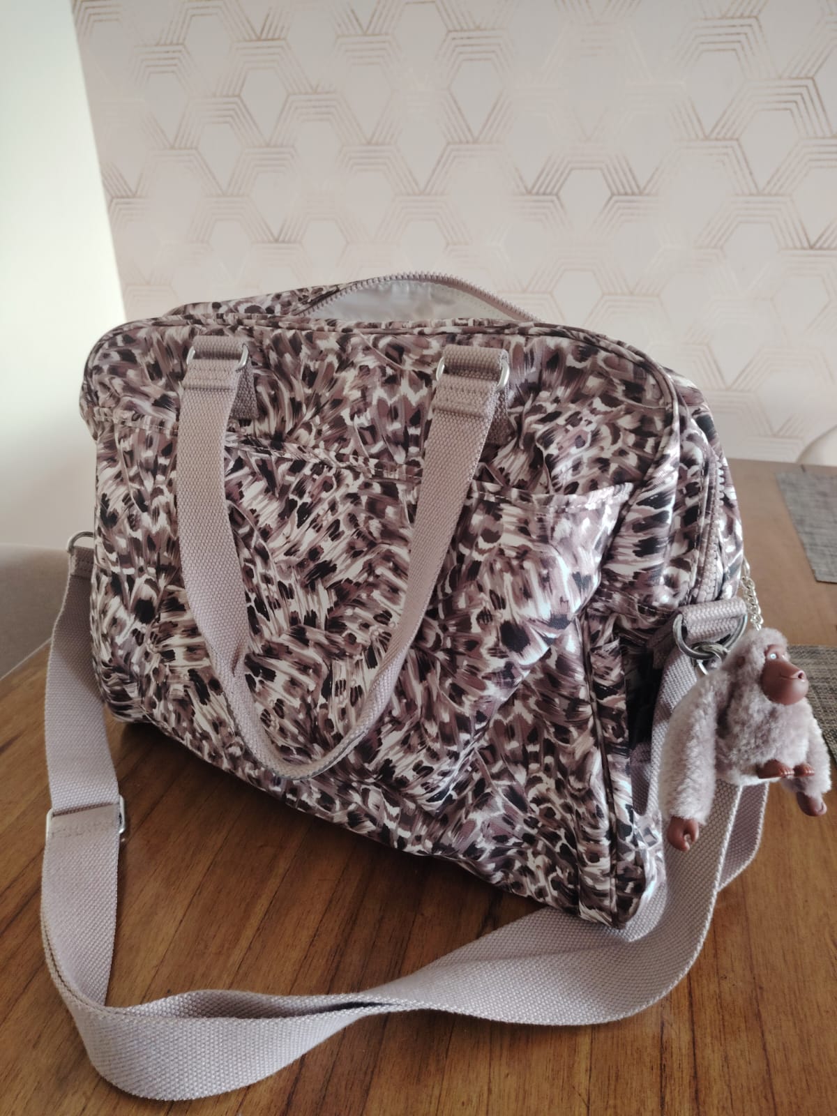 Bolso maternal modelo Mikaela Animal print. Marca Kipling (#PG5848)