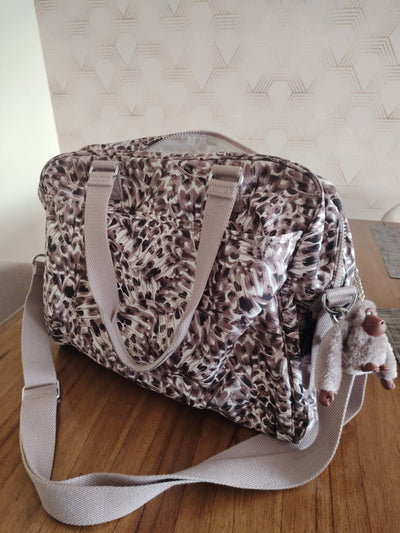 Bolso maternal modelo Mikaela Animal print. Marca Kipling (#PG5848)